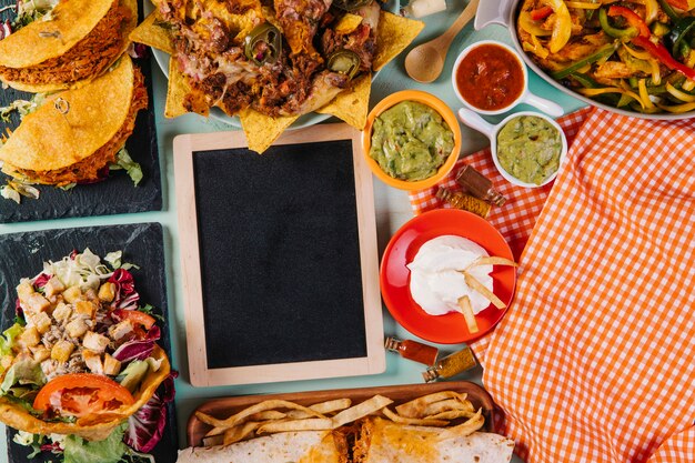 メキシコ料理とテーブルクロスの中の黒板