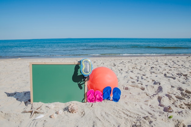 Доски и пляжные принадлежности на песке