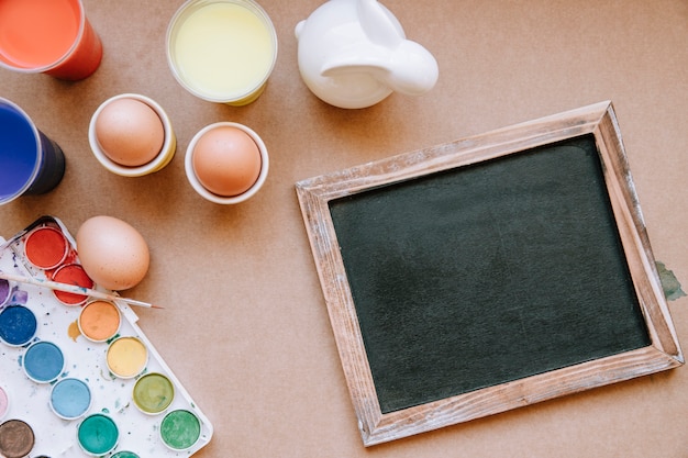 Доска и яйца для покраски