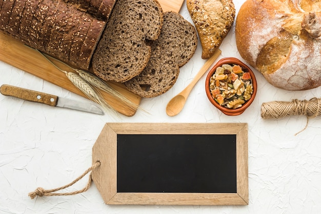 Free photo blackboard near fresh bread and tools