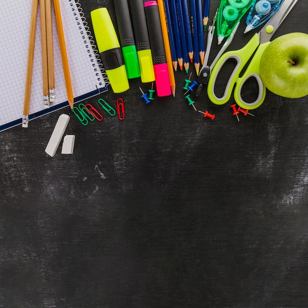 Free photo blackboard and school supplies