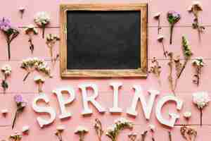 Free photo blackboard and spring word in flowers