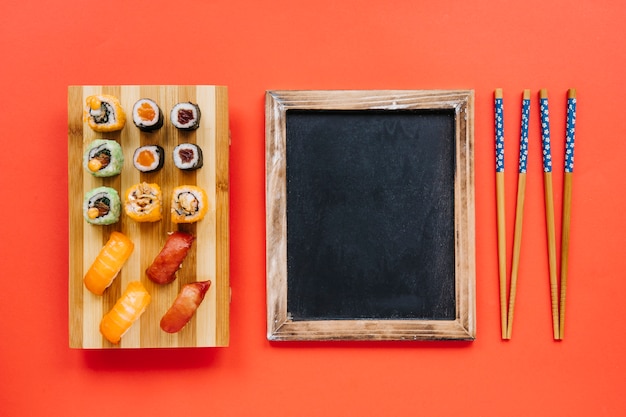寿司と箸の間の黒板