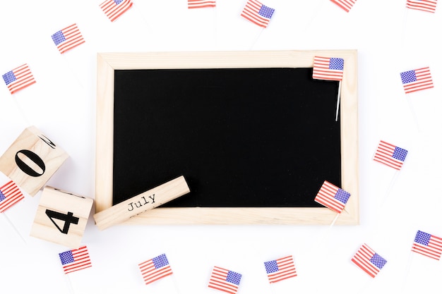 Free photo blackboard on white background surrounded by small usa flags