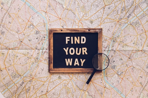 Доска с помощью слова «Найди свой путь» на карте