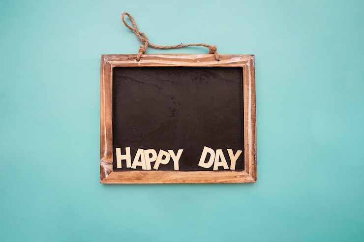 मुफ़्त फोटो blackboard with "happy day" lettering