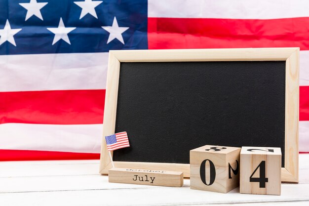 黒板とアメリカの独立記念日の日の木製キューブ