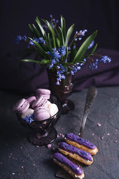 Free photo blackcurrant cheese cake near the vase