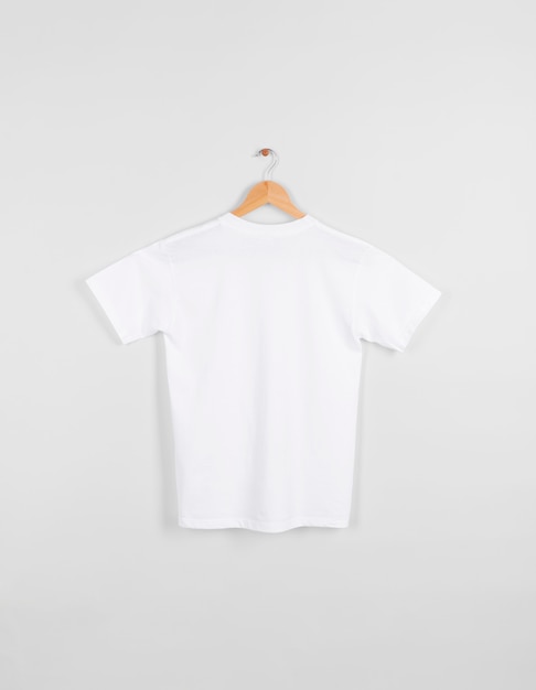 빈 흰색 티셔츠 매달려 회색 공간에 고립.