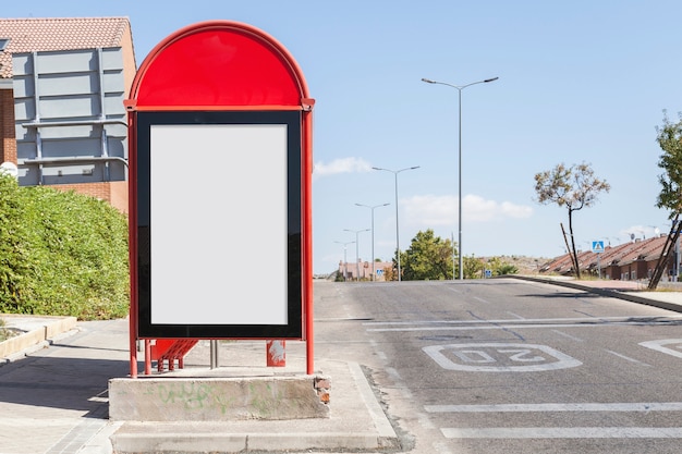 Foto gratuita tabellone per le affissioni in bianco sulla stazione dell'autobus della città dal bordo della strada