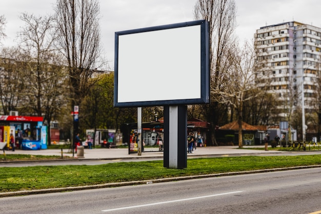 Пустой рекламный щит на улице города