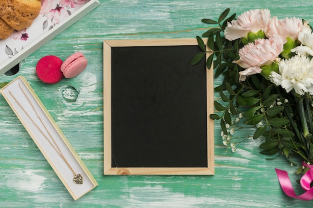 Free photo blank blackboard with flowers