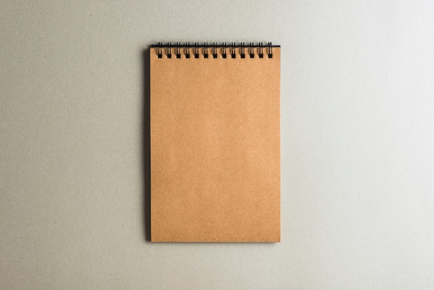 普通の背景に空白の茶色の日記