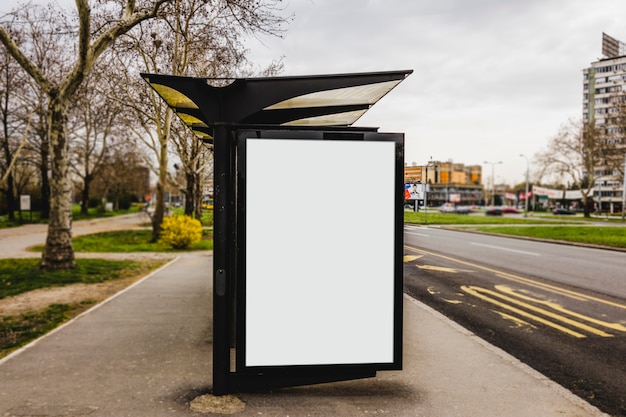 都市の空白のバス停の広告掲示板