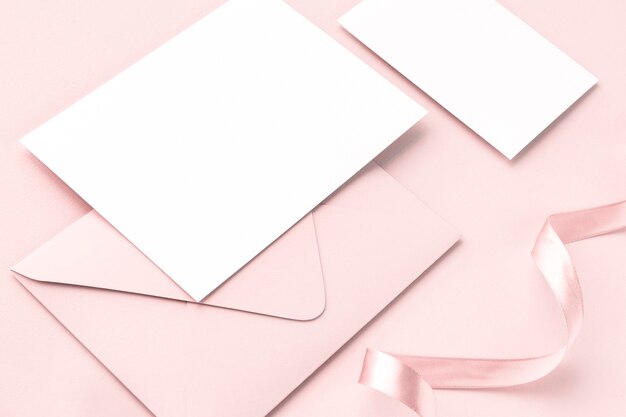 빈 카드와 봉투에 분홍색 배경