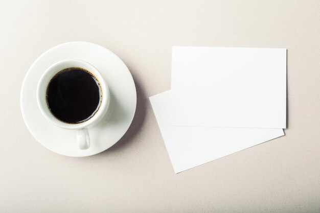 공간이 있는 커피 컵이 있는 빈 카드