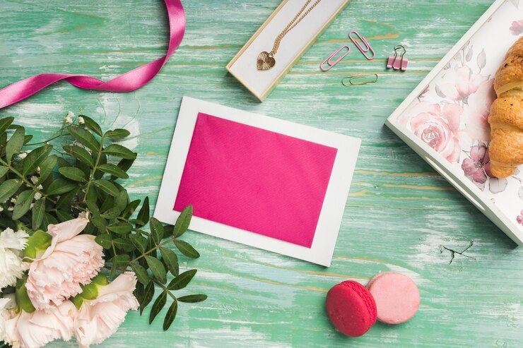 Free Photo blank card with macarons