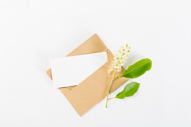 Пустая карточка с весенними цветами