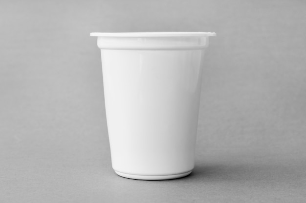 空の乳製品のカップ