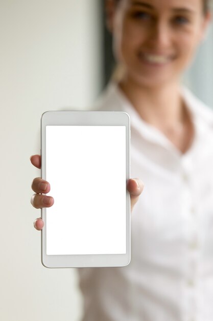Пустой цифровой планшет в руке размытой женщины