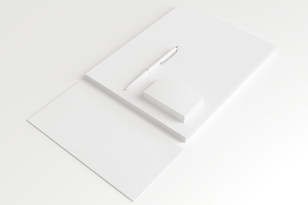 白紙の封筒と名刺を白で隔離されます。