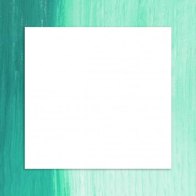 Пустая рамка с кистью на фоне зеленой краски