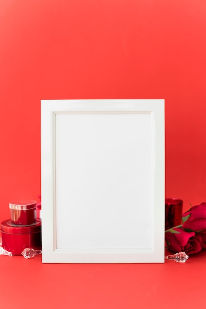 Бесплатное фото Пустая рамка с розами на столе
