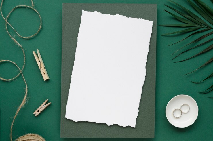 Free Photo blank invitation with wedding rings