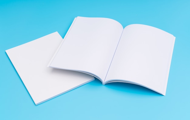 青い背景の白い雑誌や小冊子