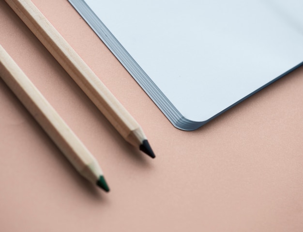 Free photo blank notebook and pencil isolated on background