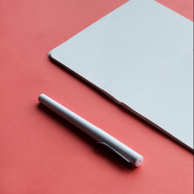 빈 notebookand 펜 배경에 고립