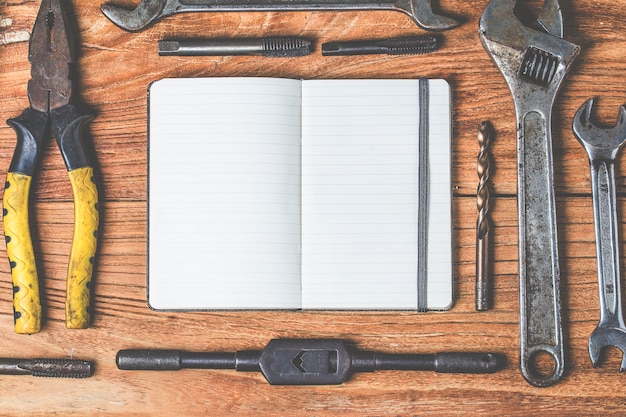 Free photo blank notepad and clever phone used at the office table