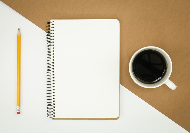 空白のメモ帳コーヒー カップと鉛筆フラット レイアウト