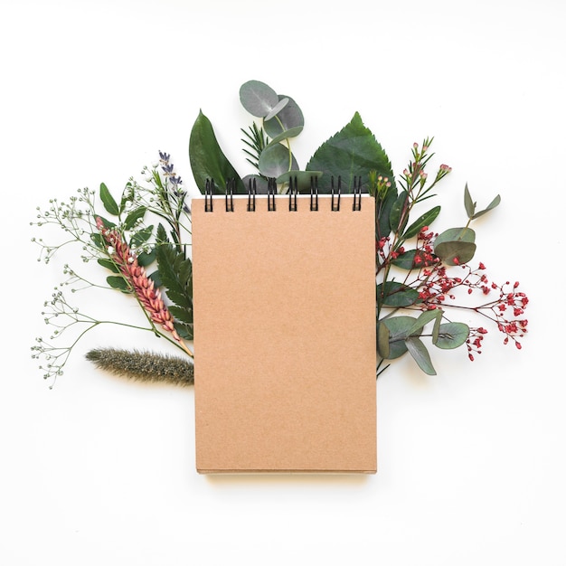 Free photo blank notepad concept with leaves