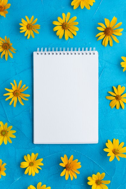 スペインのカキの花に囲まれた空白のメモ帳