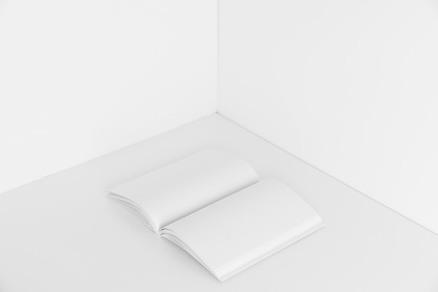 Бесплатное фото Пустая открытая книга в углу комнаты