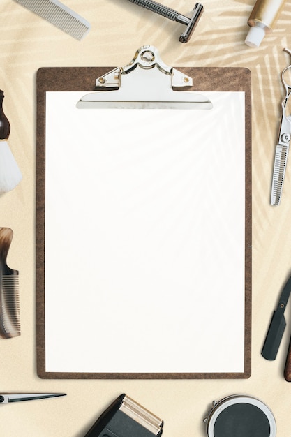 Пустой бумажный буфер обмена с плоской планировкой с концепцией работы и карьеры парикмахерских инструментов