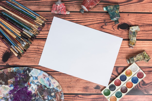 Free photo blank paper and paint materials