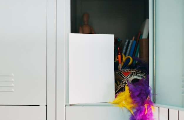 Чистый лист; маска для вечеринок; и фиолетовый; Боа из желтых перьев в шкафчике