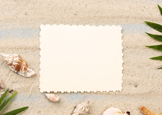 砂の上の空白の紙シート