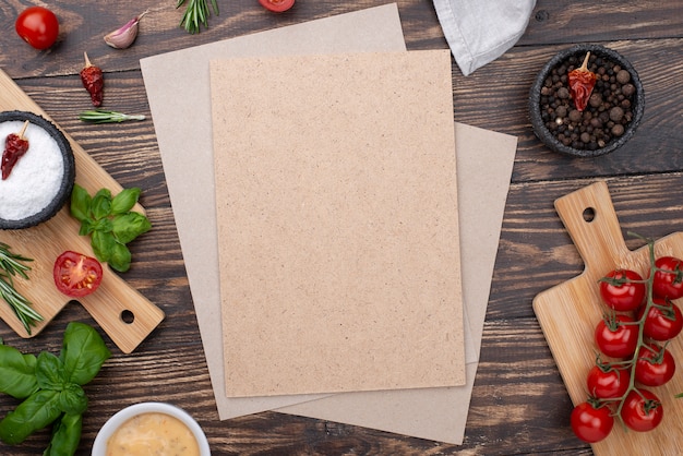 Чистый лист бумаги с кулинарными ингредиентами