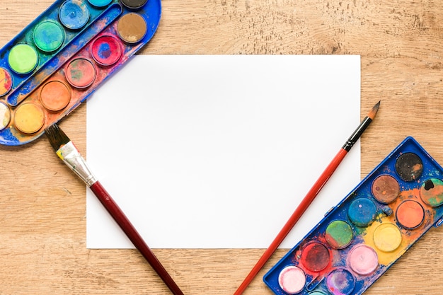 Free photo blank paper sheet with palette on desk