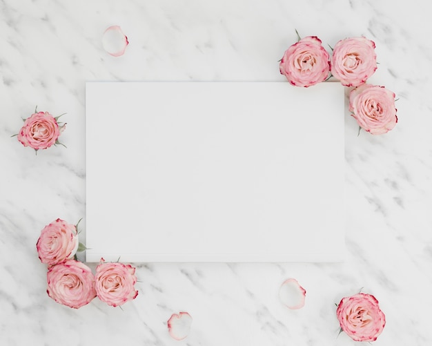 Free photo blank paper surrounded by flowers