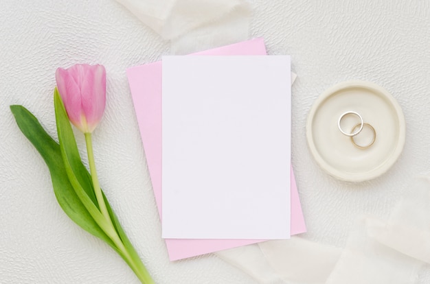 空白の紙とチューリップの花