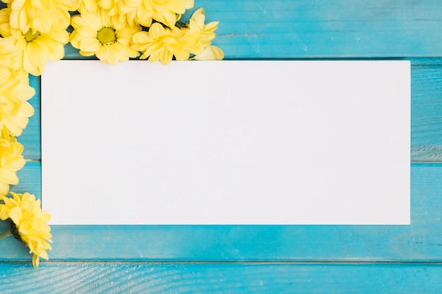 Free photo blank paper with flowers