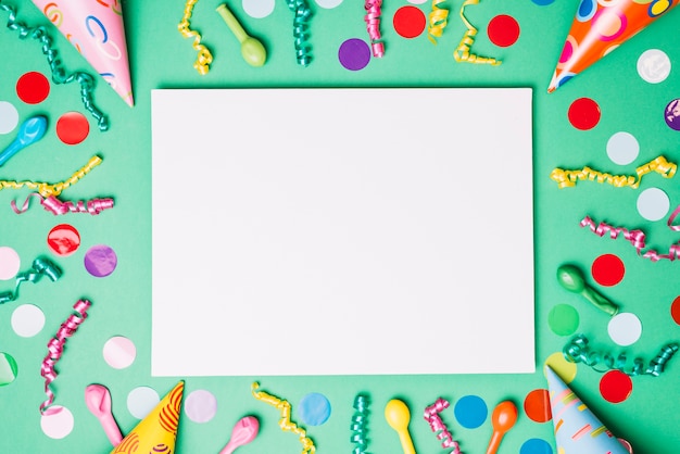 Free photo blank placard decorated with birthday items on green background