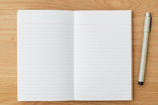 ペンで空白の無地の白いノートブックページ