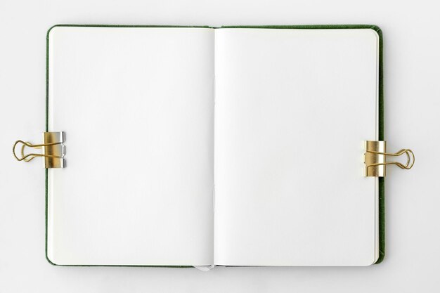 空白の無地の白いノートブックページ