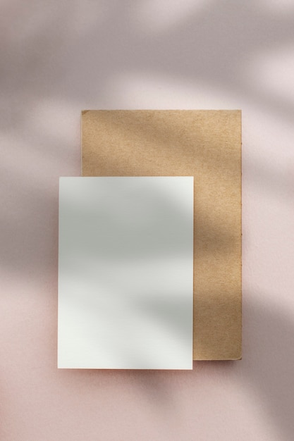 Бесплатное фото Пустая открытка с конвертом на розовом