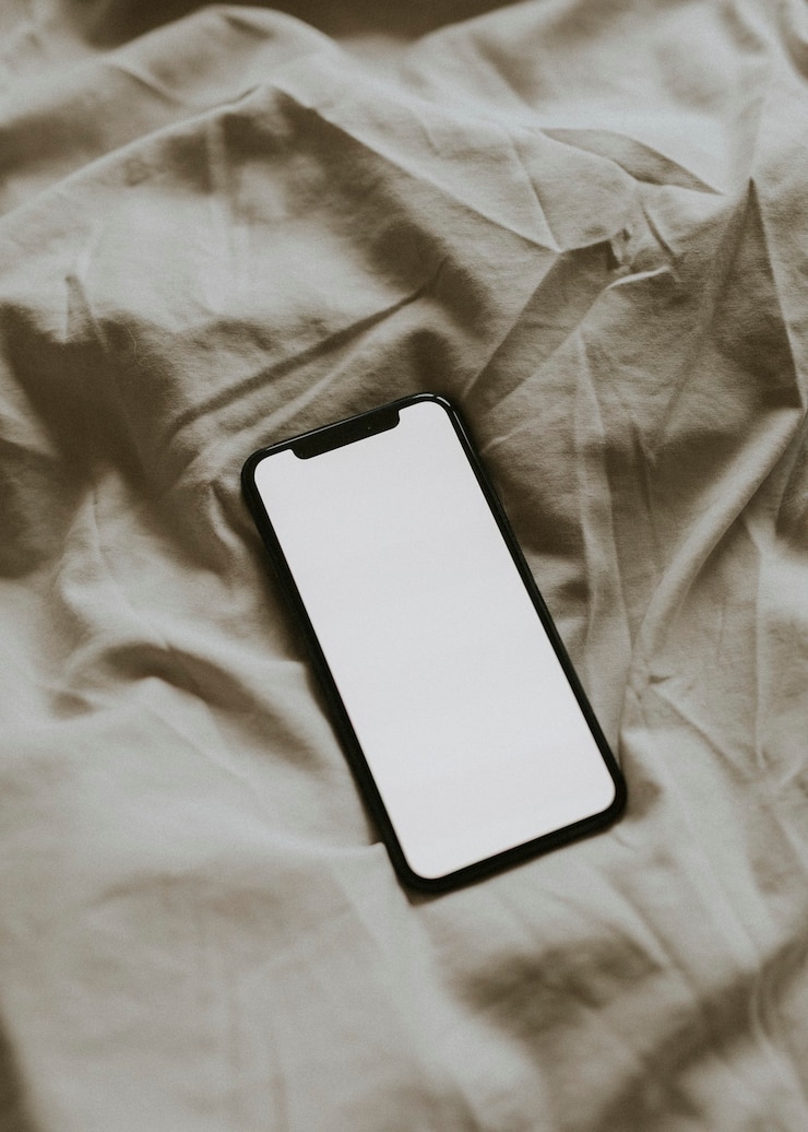 無料Photo テクスチャード加工されたファブリック上の空白の画面のスマートフォン